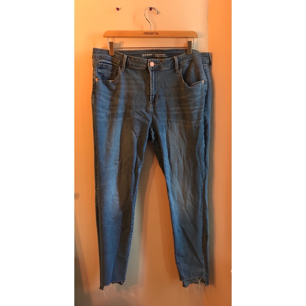 TRENDY OLD NAVY STEP HEM MED/LIGHT WASH